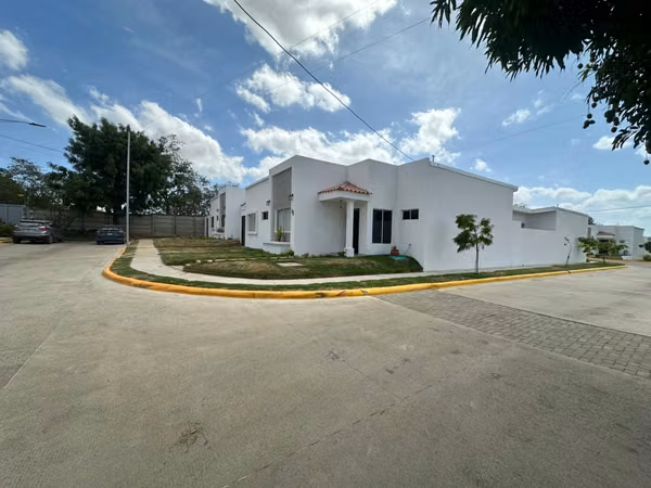 Nice house for sale in Residencial Quintas del Prado - km 12 from Carretera to Masaya