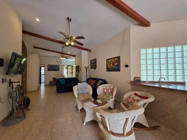  ¡TU CASA A PASOS DEL MAR TE ESTÁ ESPERANDO! 