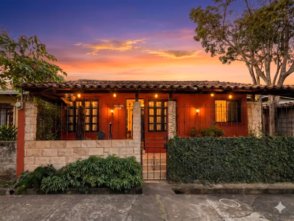 Venta de casa totalmente remodelada en Colonia Centroamérica 5382