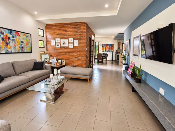 ¡Ganga! Casa moderna en Carretera Sur: 3 habitaciones + oficina | US$250,000