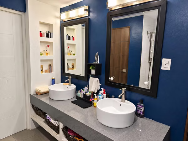 ¡Ganga! Casa moderna en Carretera Sur: 3 habitaciones + oficina | US$250,000