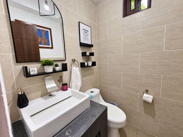 ¡Ganga! Casa moderna en Carretera Sur: 3 habitaciones + oficina | US$250,000