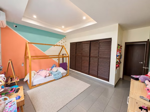 ¡Ganga! Casa moderna en Carretera Sur: 3 habitaciones + oficina | US$250,000
