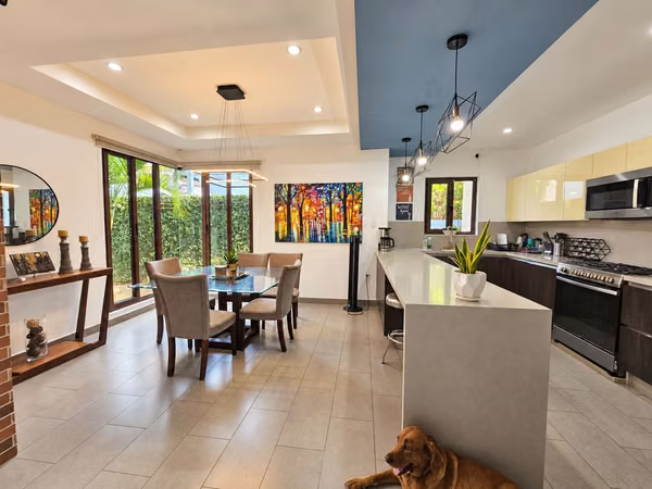¡Ganga! Casa moderna en Carretera Sur: 3 habitaciones + oficina | US$250,000