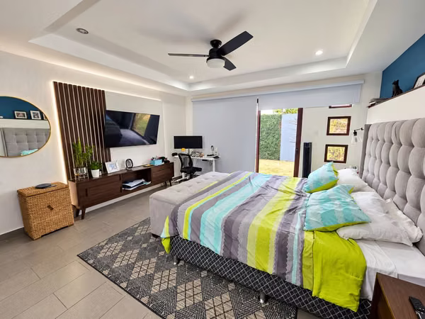 ¡Ganga! Casa moderna en Carretera Sur: 3 habitaciones + oficina | US$250,000