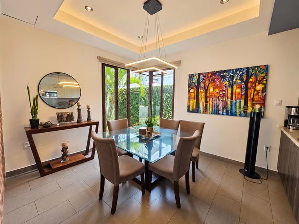 ¡Ganga! Casa moderna en Carretera Sur: 3 habitaciones + oficina | US$250,000