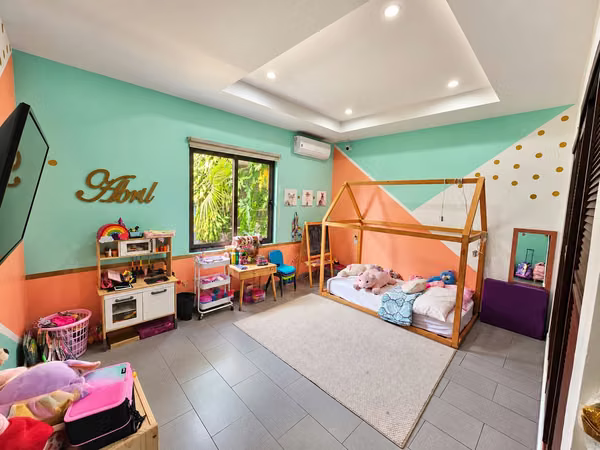¡Ganga! Casa moderna en Carretera Sur: 3 habitaciones + oficina | US$250,000