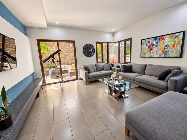 ¡Ganga! Casa moderna en Carretera Sur: 3 habitaciones + oficina | US$250,000