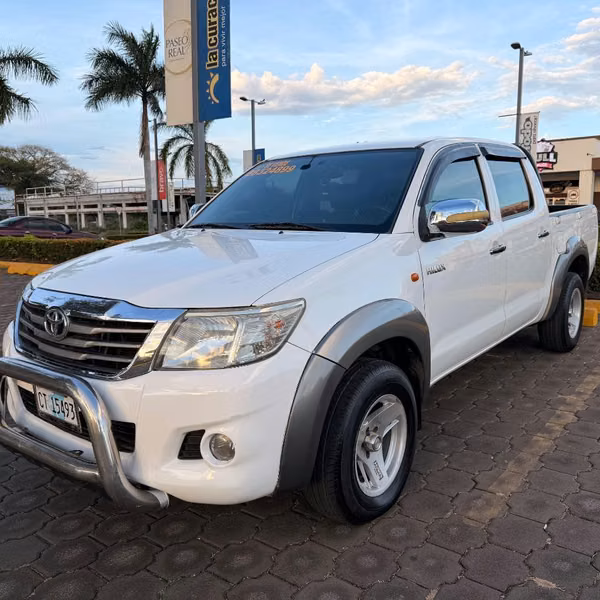 Se vende Toyota Hilux bajita 4x2 año 2012