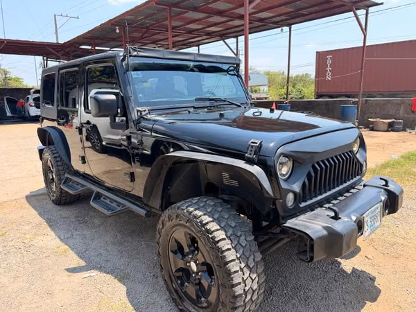 Se vende o se cambio Jeep Wrangler Sahara año 2014