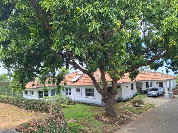 SALE OF BEAUTIFUL PROPERTY ROAD SOUTH KM 12!! LAM