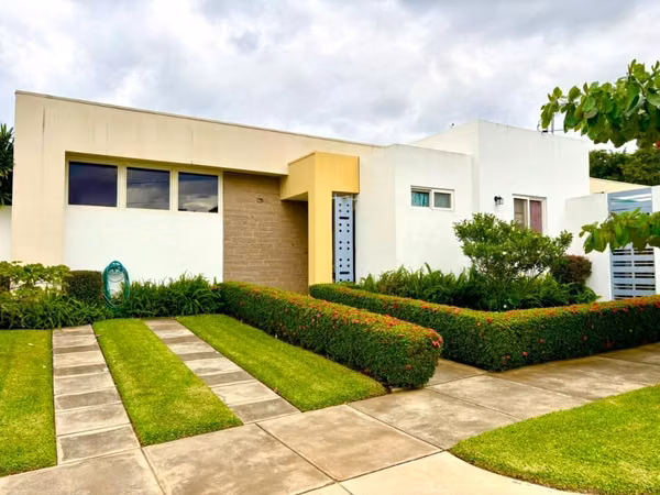 Hermosa Casa Esquinera en Venta – Portales de Coimbra