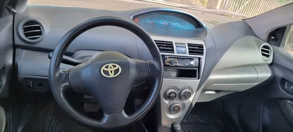 T0YOTA YARIS AMÉRICANO, AÑO 2012. AUTOMÁTICO