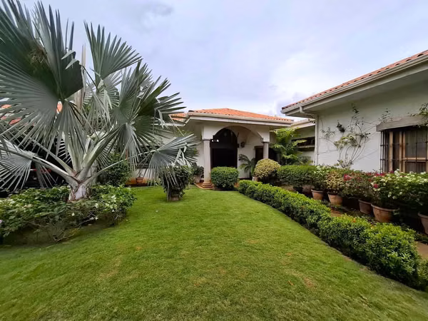 Vendo hermosa casa en Carretera Sur. LR