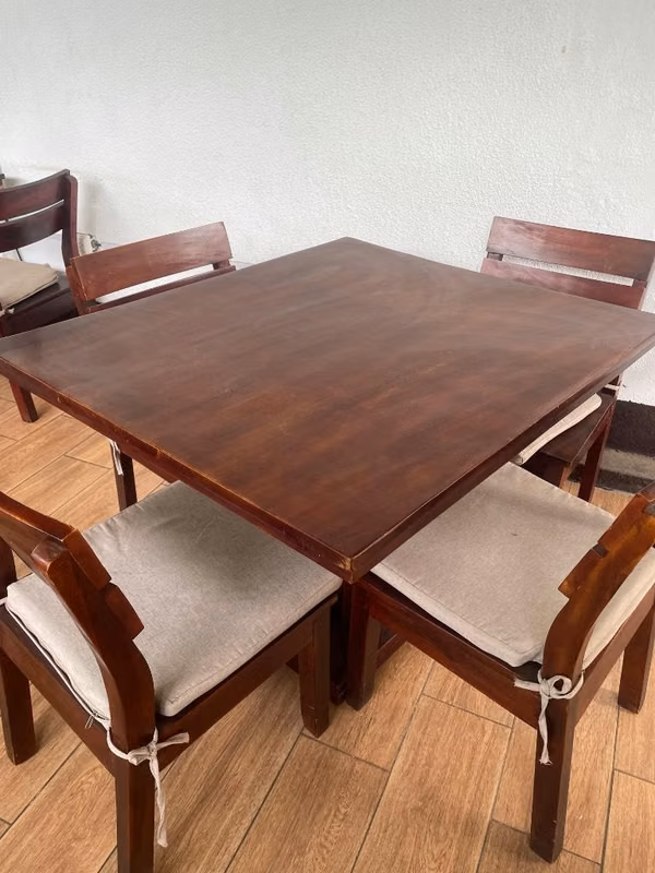 Comedor de madera preciosa