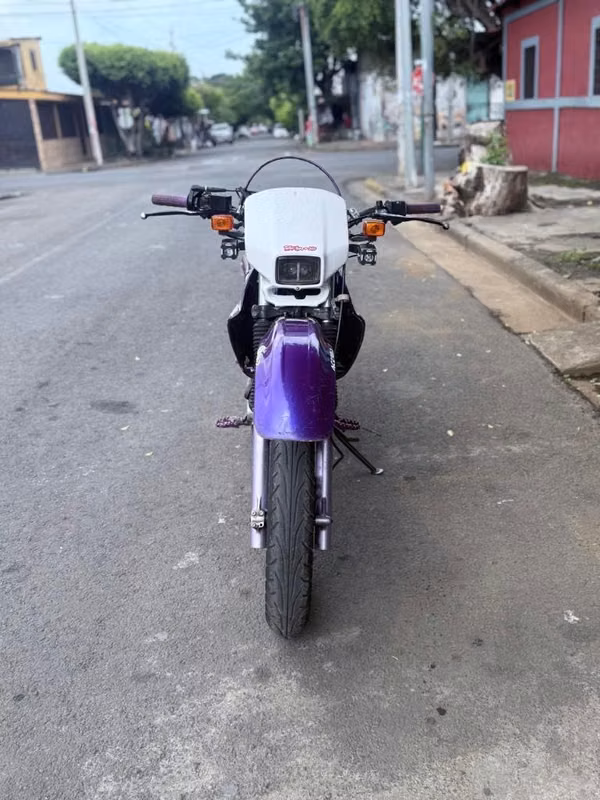 Vendo bonita moto Honda XL200