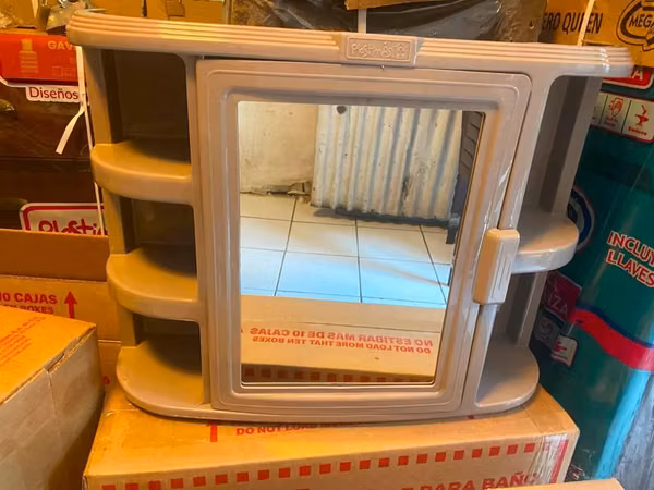 Se vende gabinete de plástico para baño con espejo