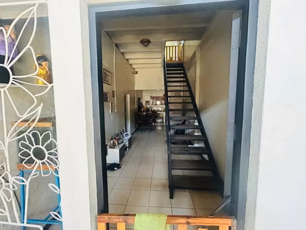  Venta de propiedad ideal para vivienda o comercio, ubicada en zona comercial.