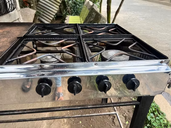 Vendo Cocina industrial de acero inoxidable de 4 quemadores 1 plancha y Asador de piedra volcánica