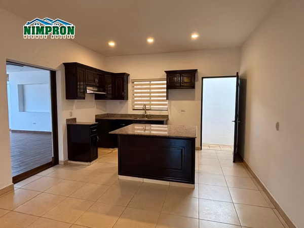 Se vende casa en Zona Residencial con  doble terreno en Veracruz