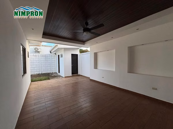 Se vende casa en Zona Residencial con  doble terreno en Veracruz
