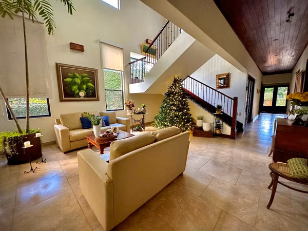 Exclusiva Residencia en Carretera Sur – Elegancia y Amplitud