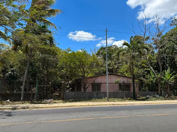 House for sale, (perfect for business) Negotiable price.