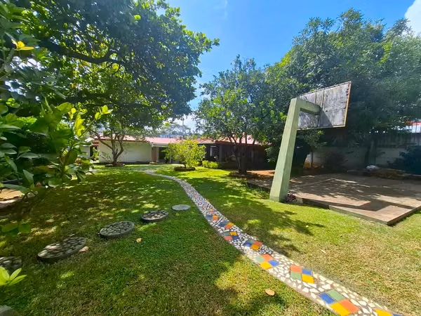 GG - ¡¡ Venta de casa con 1490 Vrs2 en Los Robles !!