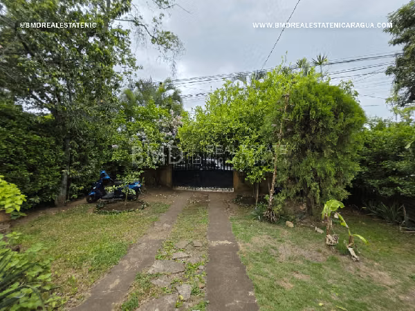 SE VENDE EN LAS COLINAS A 50 VRS DE LA C. A MASAYA CASA CON TERRENO GRANDE 0309