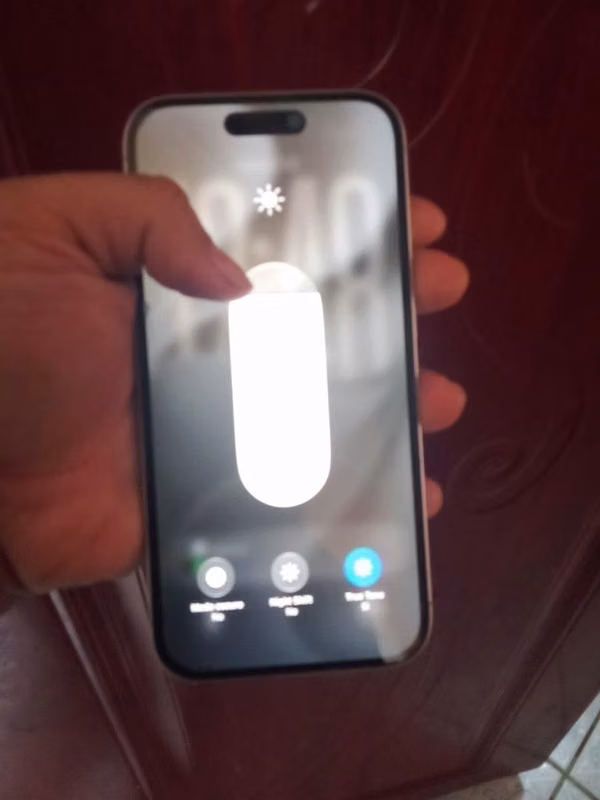 iPhone 16 blanco  •128GB • 97% batería • 294 núcleos ***sin detalles***  $550.