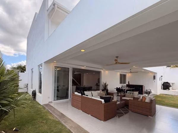  Se Vende Moderna Casa en Santo Domingo