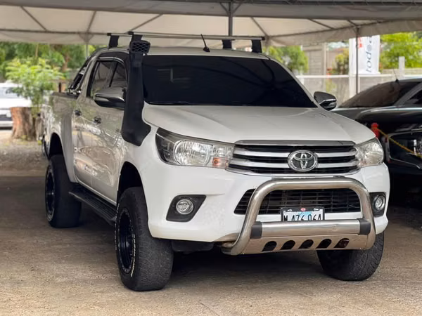 VENDO TOYOTA HILUX INTERMEDIA 2016 4x4 Mecánica Hannah Leiva