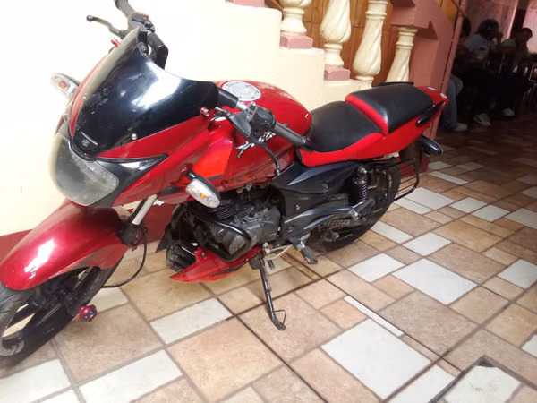 VENDO MOTOCICLETA PULSAR 180 POTENTE MAQUINA PARA USO DIARIO