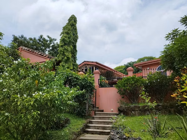 EN VENTA – Amplia Casa en Granada