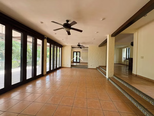 LL - Casa Amplia en Venta en Calle Principal de Villa Fontana Sur