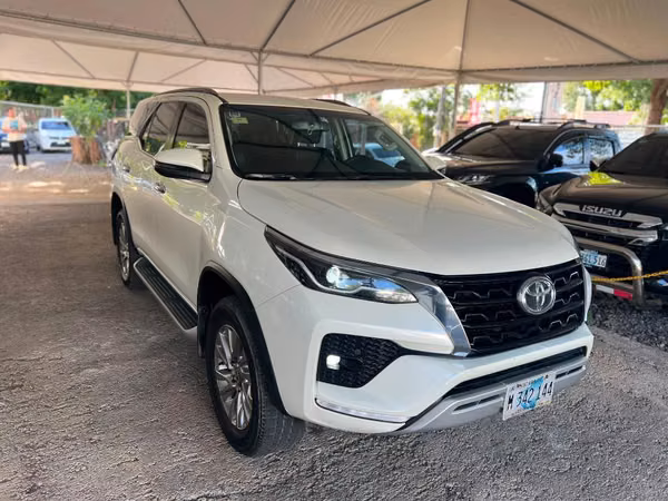 VENDO TOYOTA FORTUNER SRV 2022 Automática  con Hannah Leiva