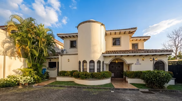 Colonial Elegance and Lake Panoramic View in Santo Domingo