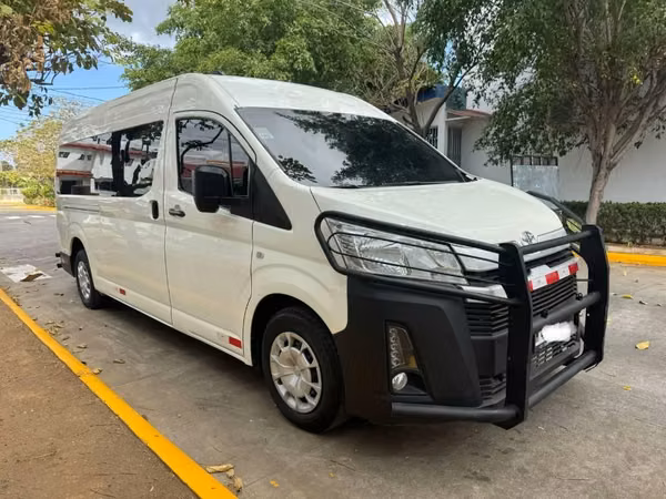 Toyota Hiace 18 pasajeros – Lista para trabajar 