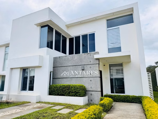 Moderna Casa en Venta en Villa Fontana Sur