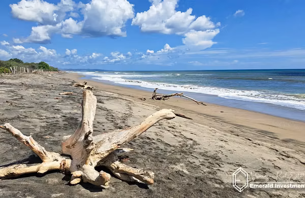 BEAUTIFUL BEACH HOUSE FOR SALE ON BEACH TUPILAPA, CG