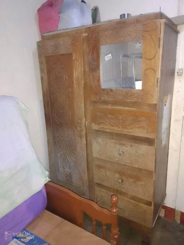 Clóset de madera con espejo y gavetas