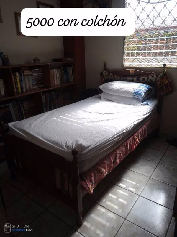 Cama unipersonal de madera con colchón