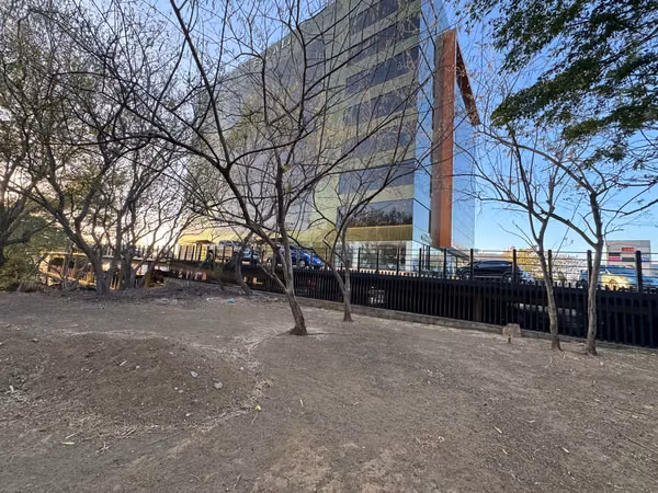 KW - Venta, terreno cercano a la avenida Jean Paul Genie y banco AVANZ