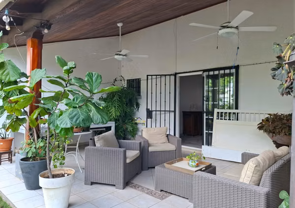 KW - Casa con piscina en Carretera Masaya Km 9