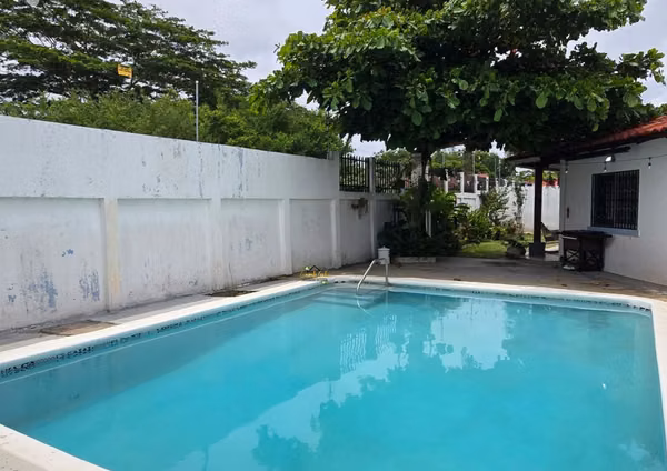 KW - Casa con piscina en Carretera Masaya Km 9