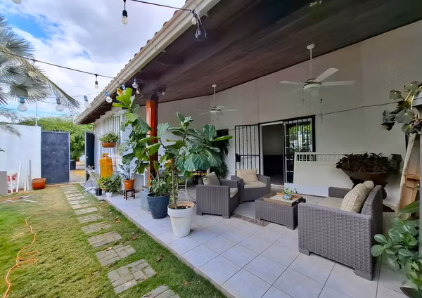 KW - Casa con piscina en Carretera Masaya Km 9