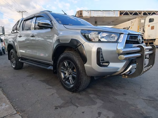 Vendo Hilux SR intermedia año 2024 automática