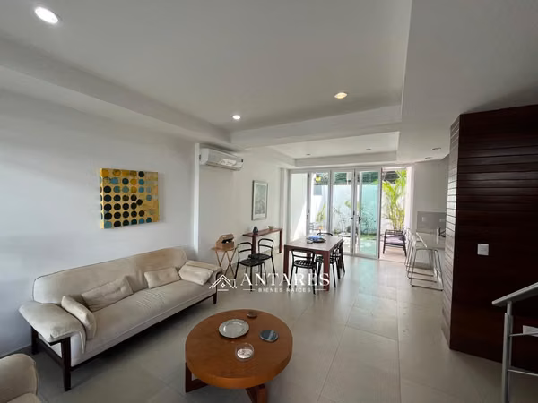 Moderna Casa de 3 Pisos en Villa Fontana