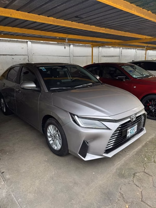 YARIS 2025 COMO NUEVOS AMBOS SEDANES PRECIOSOS EJEMPLARES