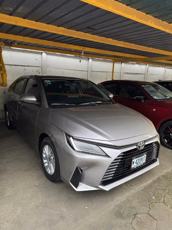 YARIS 2025 COMO NUEVOS AMBOS SEDANES PRECIOSOS EJEMPLARES
